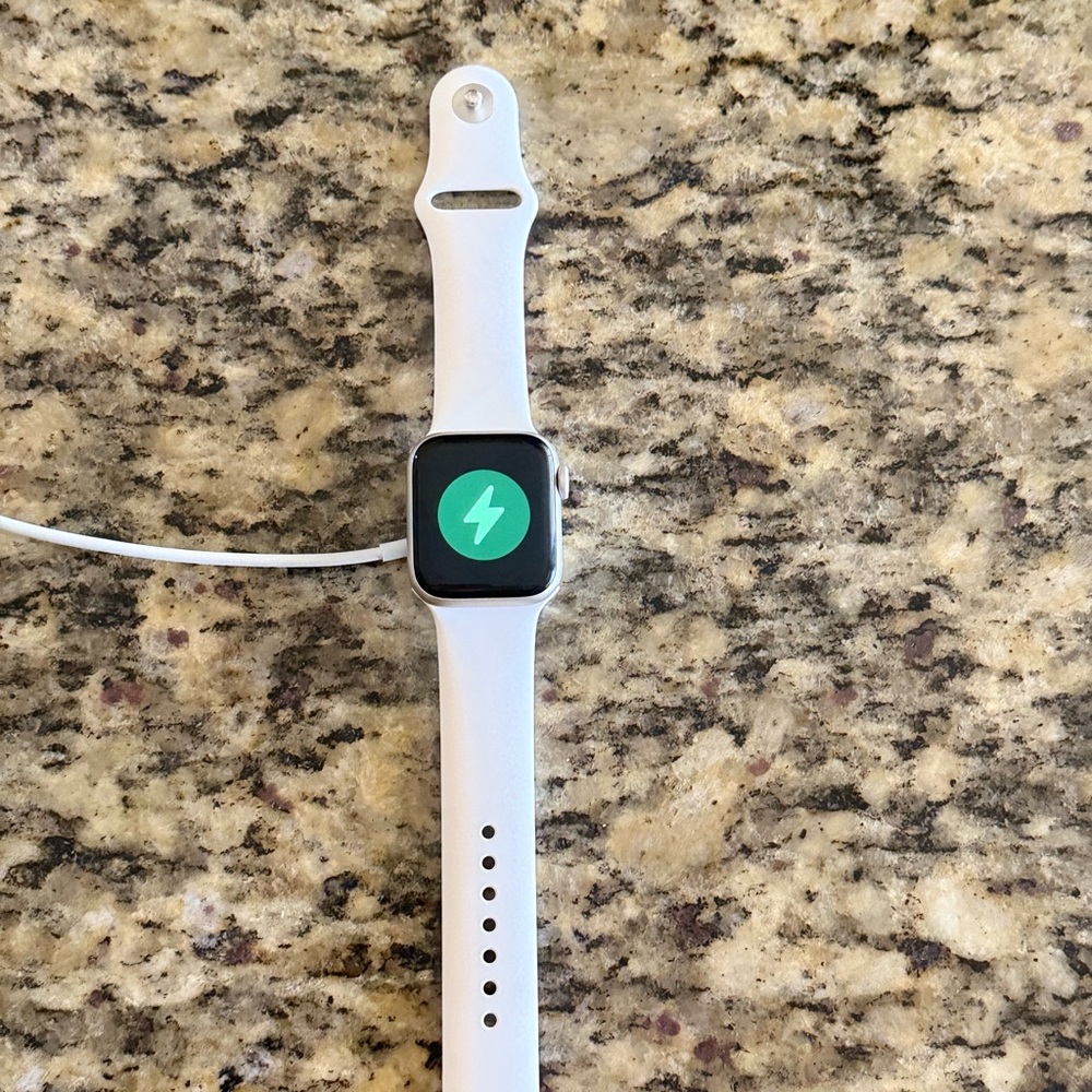 Apple Watch SE (2nd Gen) 40mm Starlight Aluminum, Excellent Condition + Charger - Picture 5 of 12